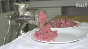 The Porkert No.8 mincer with some diced pork and some pork mince