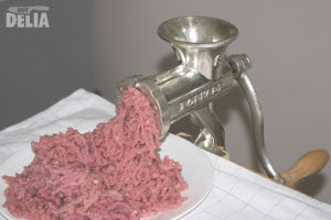The Porkert No.8 mincer and a plate of freshly minced pork