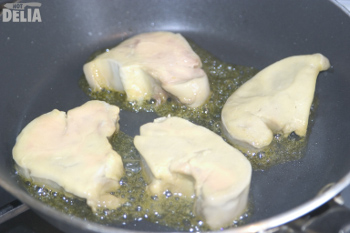Medallions of duck foie gras frying