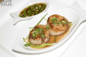 Seared scallops with soy, ginger, garlic and coriander dipping sauce