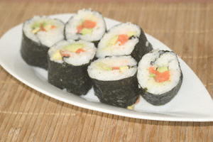 Six pieces of makizushi on a serving platter