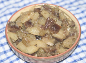 Apple, sultana and date chutney served in a dish
